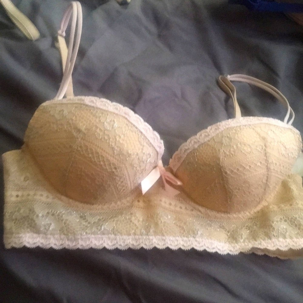 Just like New! Gilly Hicks Sydney Demi Lightly Lined Bra Size 32B.